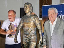 Homenaje a una gloria de Boca: Roberto Mouzo tiene su estatua en La Bombonera