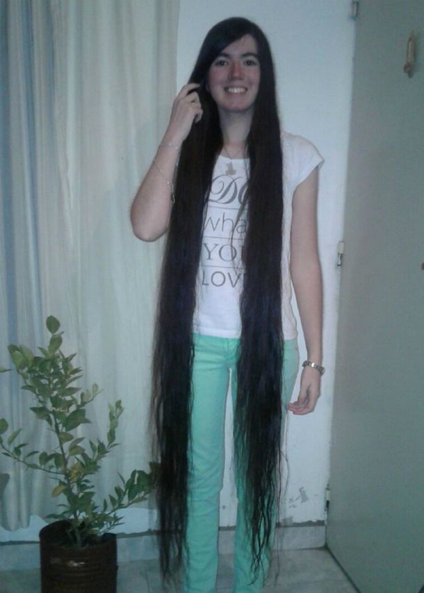 Abril Lorenzatti con el largo de su cabello hasta las pantorrillas