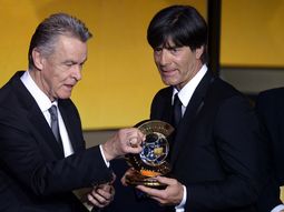 simeone no pudo: low fue premiado como el mejor tecnico de 2014 simeone no pudo: low fue premiado como el mejor tecnico de 2014