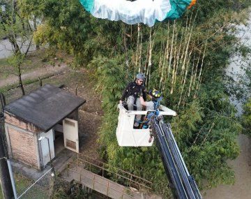 Un parapente quedó atrapado en cables de alta tensión y debió ser rescatado