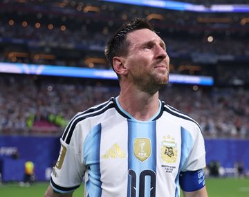 El tenso ida y vuelta de Lionel Messi con el árbitro João Pinheiro: Hablá bien