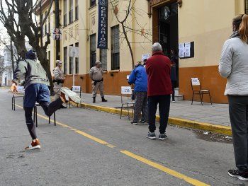 Solo en Argentina: un hombre escapó corriendo de una escuela para no ser presidente de mesa