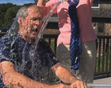 Un ex presidente de EE.UU. se sumó al desafío del agua helada: mirá el video