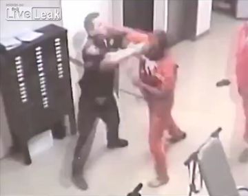 VIDEO: un preso le pega al guardia y otro recluso ayuda a detenerlo