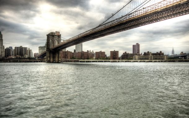Un argentino fue detenido por escalar el puente de Brooklyn