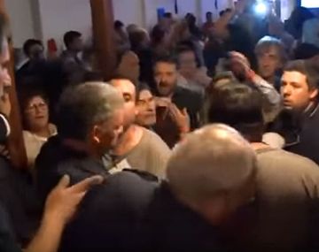 Golpes e insultos en una audiencia pública por los vuelos de Flybondi en El Palomar