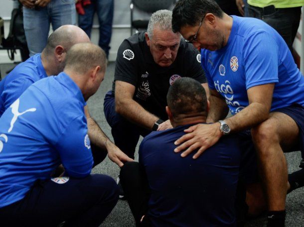 El gesto de Gustavo Alfaro con un periodista paraguayo que se descompensó en conferencia