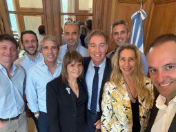 a pesar de la feroz interna, javier milei busca mostrar una foto de unidad junto a su mesa politica a pesar de la feroz interna, javier milei busca mostrar una foto de unidad junto a su mesa politica
