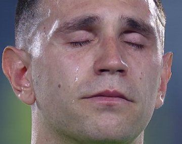 Dibu lloró al cantar el Himno