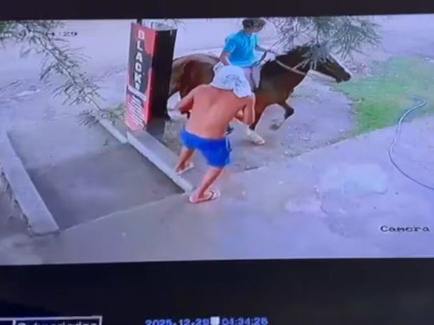 Un robo frustrado terminó en una escena insólita en Córdoba: escaparon a caballo