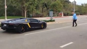 video: un hombre armado con una piedra enfrenta a un lamborghini que corria picadas