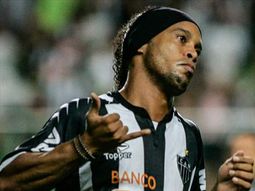 el espectacular gol de ronaldinho, al mejor estilo messi el espectacular gol de ronaldinho, al mejor estilo messi