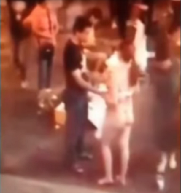 VIDEO: Una chica se pelea con su novio y se desnuda en la calle