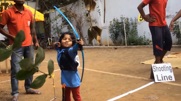 Con solo dos años es un prodigio del arco y flecha: mirá el video
