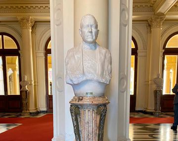 Repusieron el busto de Hipólito Yrigoyen en Casa Rosada tras el velatorio de Maradona