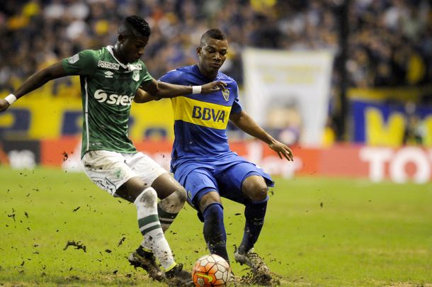 Tevez: La gente paga para ver fútbol y lo mínimo que debemos hacer es tener la cancha bien