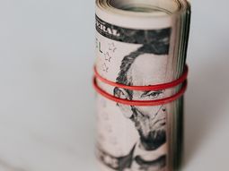 El dólar en Uruguay volvió a caer y se asoma a la franja de los $37. El dólar en Uruguay volvió a caer y se asoma a la franja de los $37.