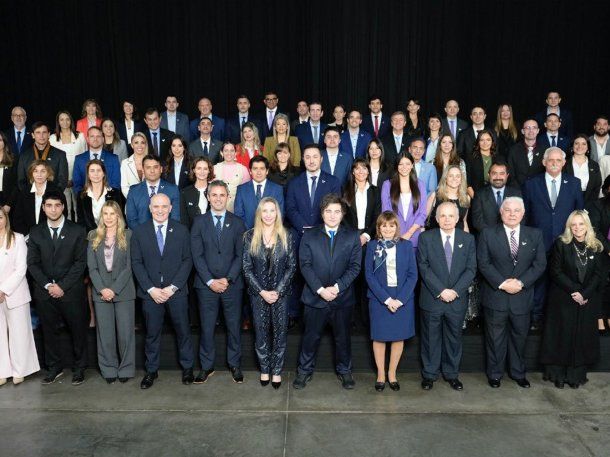 La foto de Javier Milei con los 32 candidatos de La Libertad Avanza