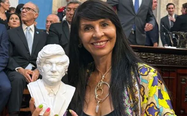 Diputada nacional Lorena Villaverde con un busto de Javier Milei.