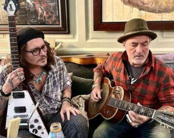 Johnny Depp junto a Corcho Rodríguez, compartiendo la música.