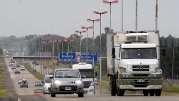 regreso de las minivacaciones: intenso movimiento de autos en la ruta 2 regreso de las minivacaciones: intenso movimiento de autos en la ruta 2