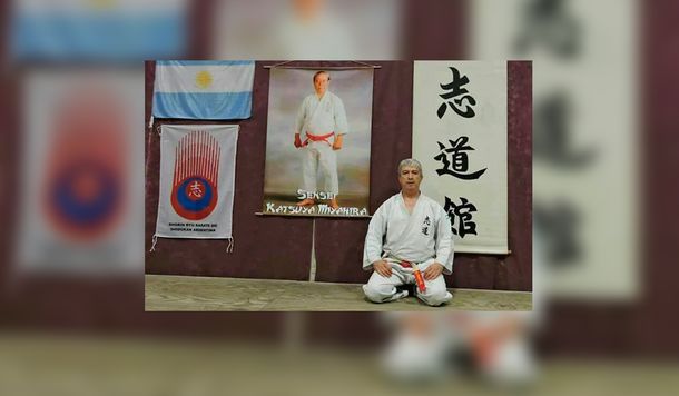Jorge Garzón es profesor de Karate y secretario de una defensoría de abuso sexual y violencia de género