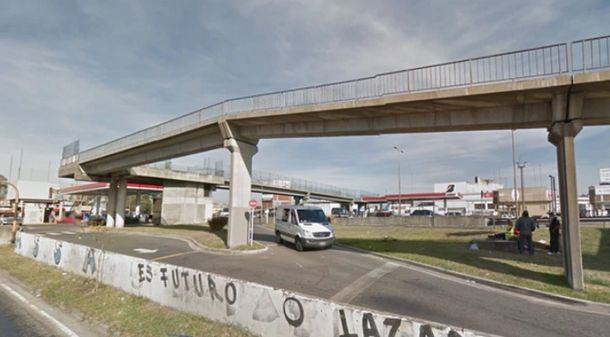 El puente desde el cual fue arrojada la víctima