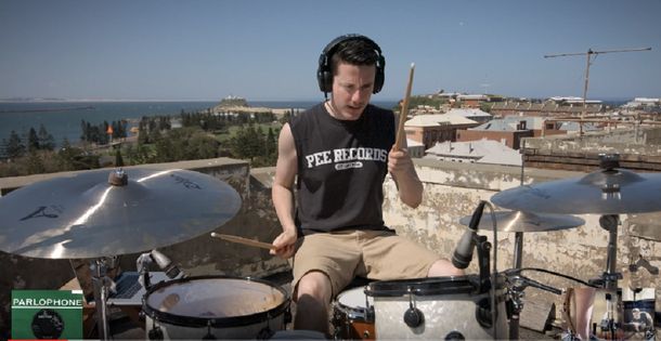 Un fenómeno: baterista toca todos los temas de Los Beatles en 5 minutos