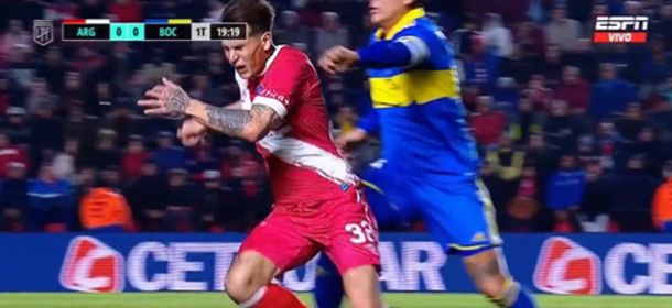 ¿No era para VAR? El tremendo manotazo de Marcos Rojo a Reniero