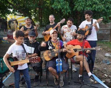 Manu Chao visitó la casa de Maradona: tocó para los vecinos de Villa Fiorito