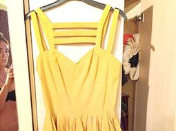 Publicó un vestido en Internet y ella aparece desnuda en un espejo
