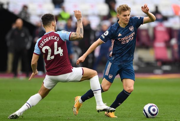 West Ham y Arsenal protagonizaron un emotivo derbi en Inglaterra