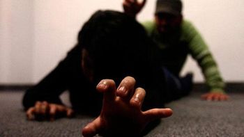 Una madre denunció que un hombre intentó subirla a su auto por la fuerza en Comodoro Rivadavia. Una madre denunció que un hombre intentó subirla a su auto por la fuerza en Comodoro Rivadavia.