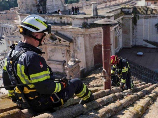 Así instalaron la chimenea que anunciará al nuevo Papa en la Capilla Sixtina
