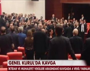 Hubo piñas en el Parlamento turco 