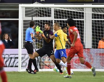La mano del Dios inca: el gol que sentenció la eliminación de Brasil