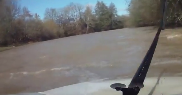 VIDEO: Agarra una curva a alta velocidad y termina en el río