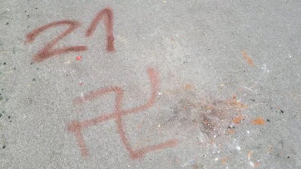 Egresados marplatenses vandalizaron su escuela y hasta pintaron una esvástica