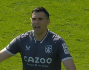 Tremenda atajada del Dibu Martínez a Harry Kane en Aston Villa vs Tottenham