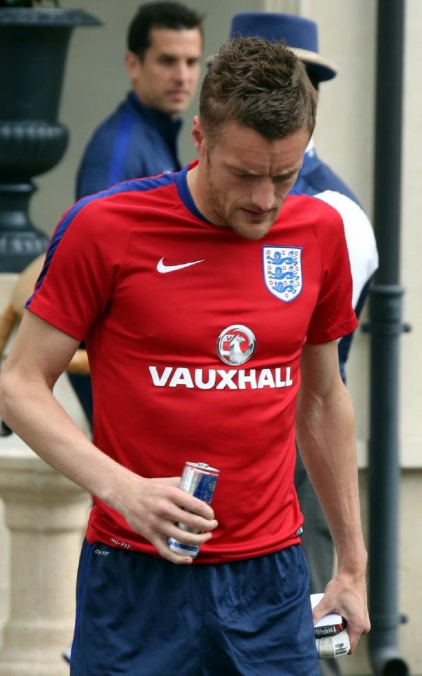 La polémica rutina de ejercicios de Jamie Vardy: levanta latas de energizantes y cigarrillos