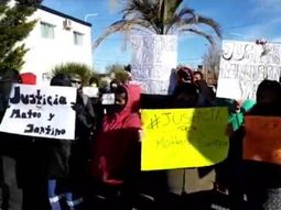Masivo reclamo de justicia por los gemelos que murieron tras nacer en el baño del hospital