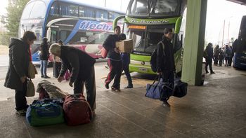 otra vez demoraron a 3 choferes que llevaban chicos a bariloche por estar drogados otra vez demoraron a 3 choferes que llevaban chicos a bariloche por estar drogados