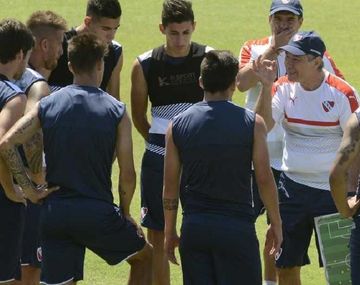 Ariel Holan, durante un entrenamiento de Independiente