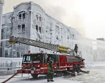 El hielo congeló el agua que los bomberos rociaron sobre el edificio en llamas