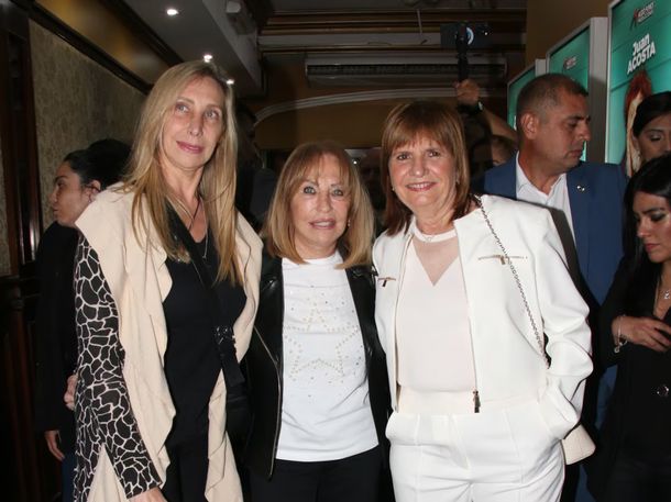 Karina Milei y Patricia Bullrich disfrutaron de una noche de teatro en calle Corrientes