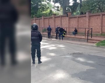 El hombre que lanzó una bomba molotov a la Quinta de Olivos volvió al lugar y amenazó con quitarse la vida