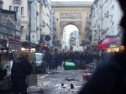 Once detenidos policías heridos en París durante la marcha por el ataque racista al centro kurdo