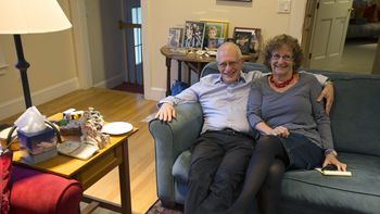 El profesor de Economía de Harvard Oliver Hart posa junto a su esposa Rita Goldberg. El profesor de Economía de Harvard Oliver Hart posa junto a su esposa Rita Goldberg.