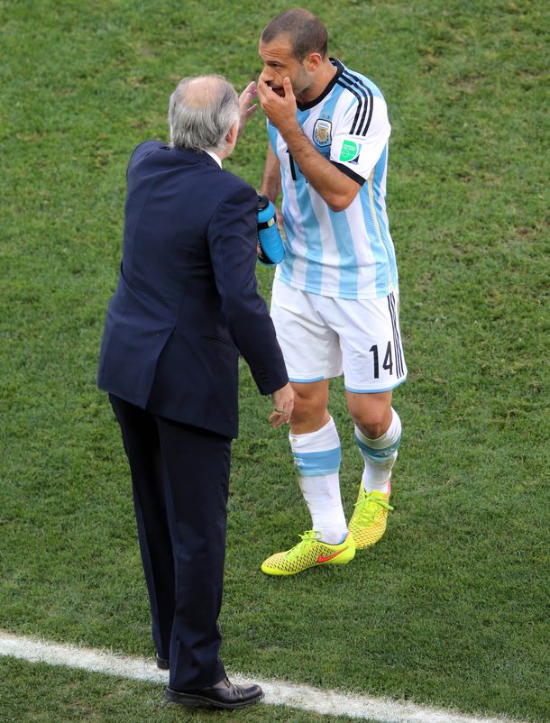Mascherano: Por suerte aparecieron Leo y Ángel al final del partido