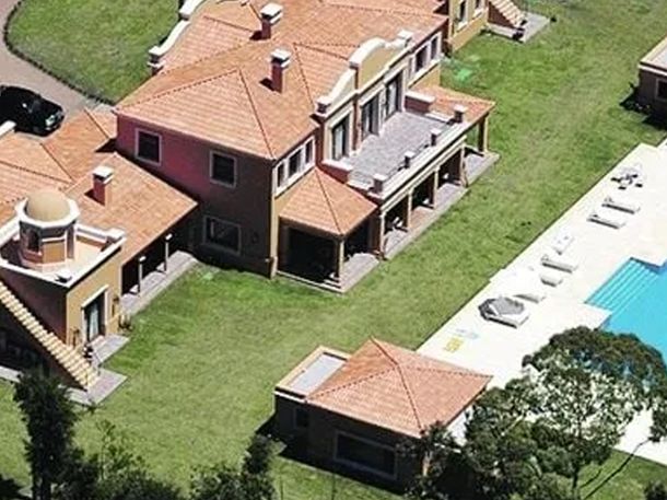 La casa del Indio Solari, rodeada de árboles, amplios jardines y estrictas medidas de seguridad La casa del Indio Solari, rodeada de árboles, amplios jardines y estrictas medidas de seguridad
